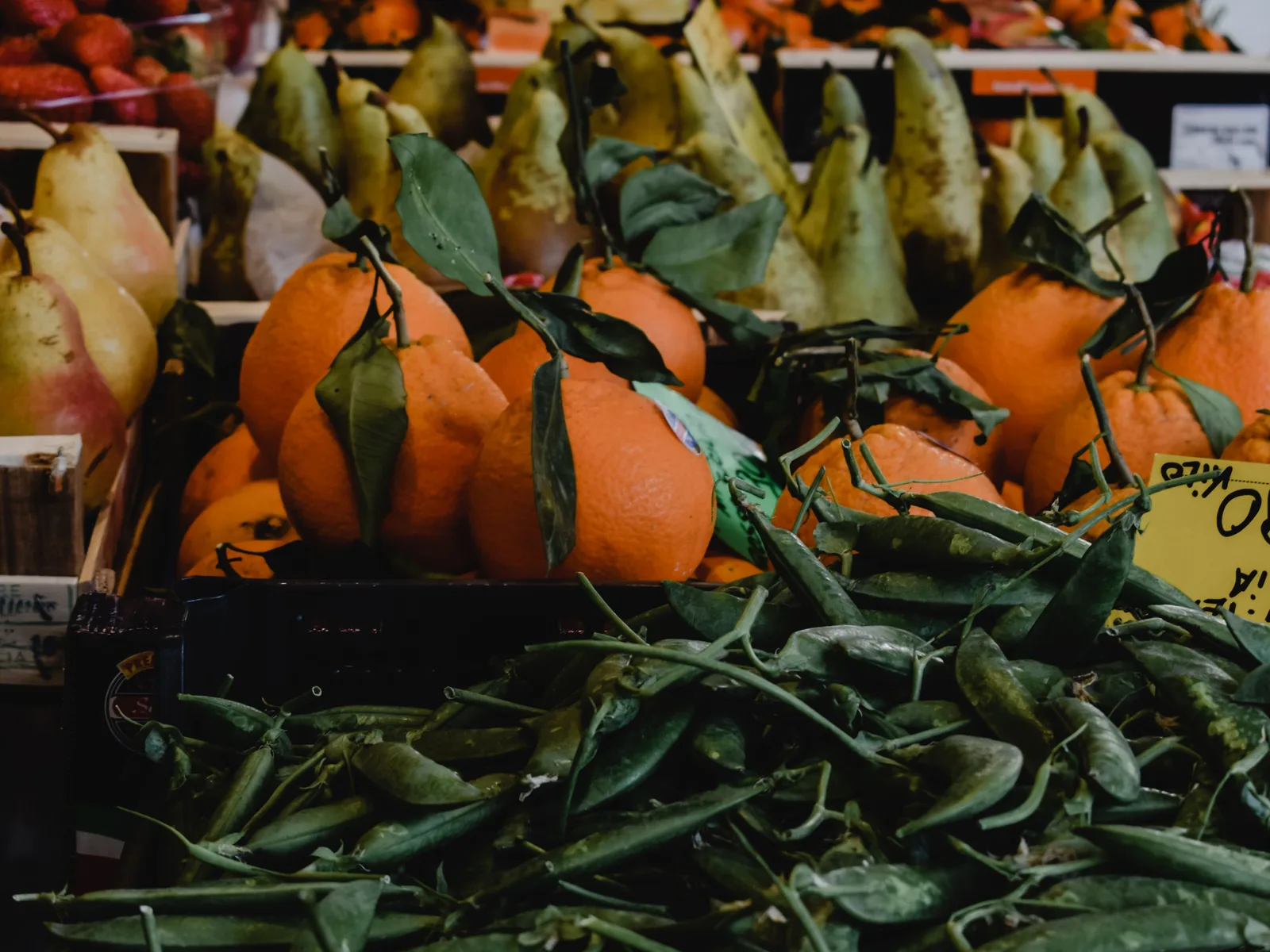 Selezione di frutta e ortaggi freschi per il mercato professionale