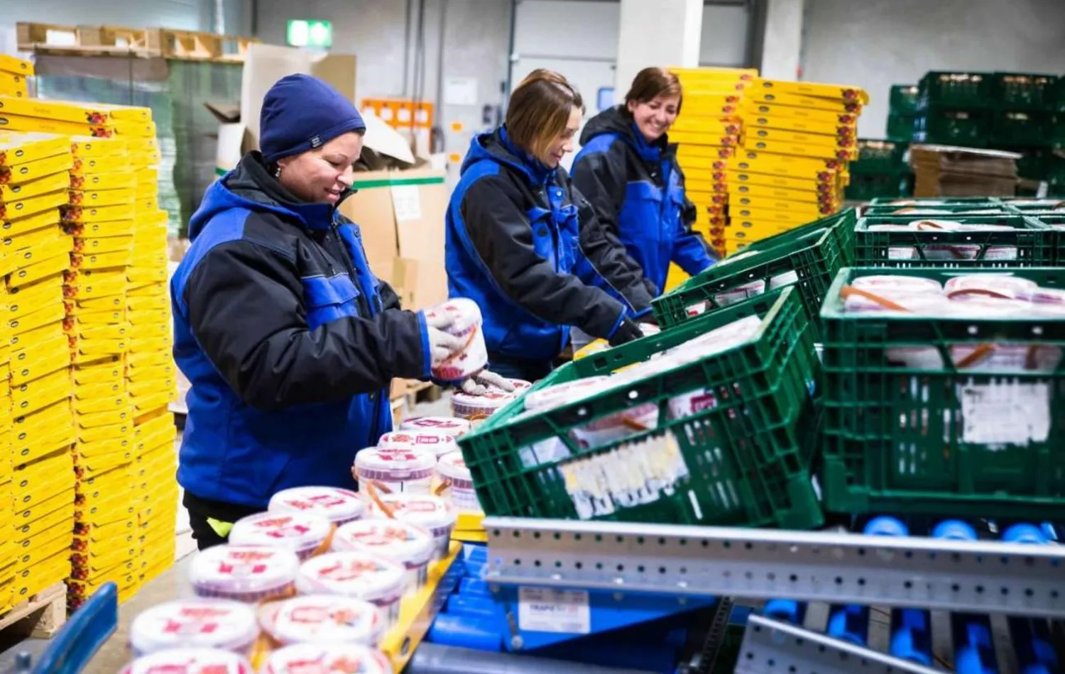 Operatori impegnati nella preparazione e movimentazione di prodotti alimentari